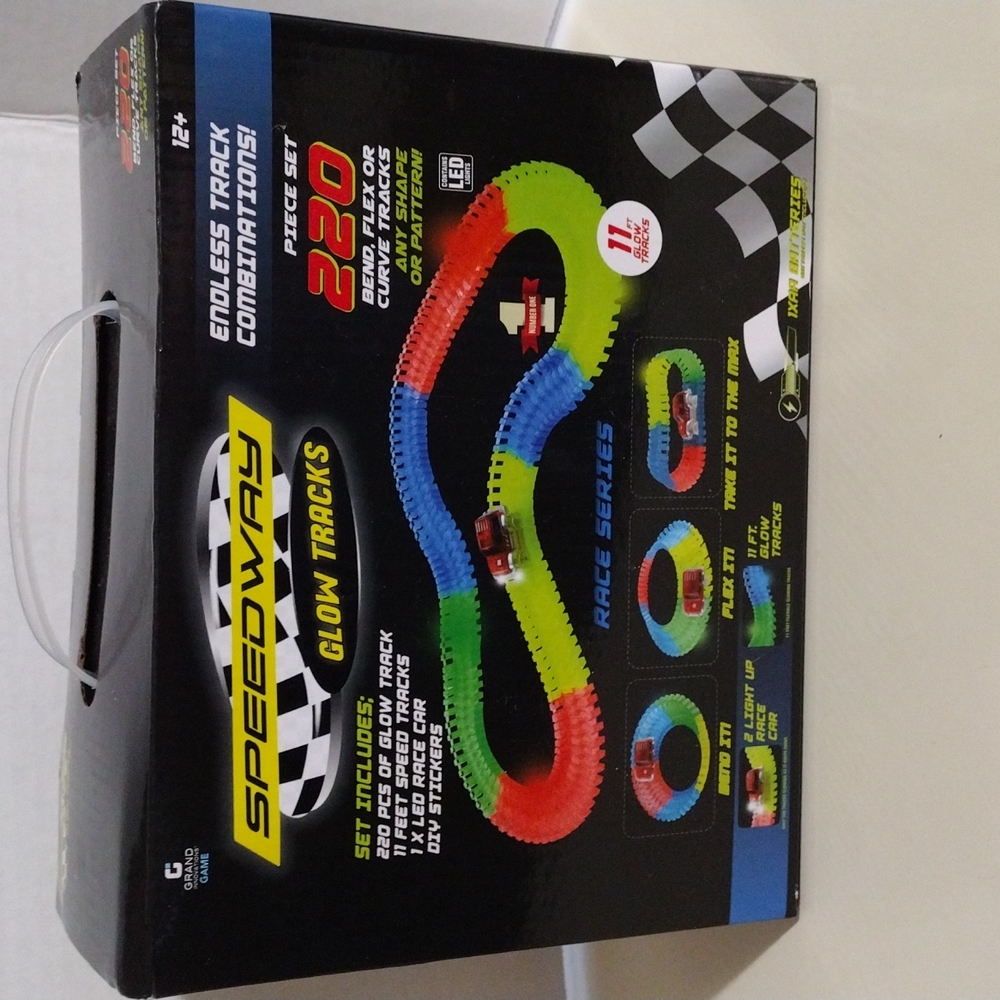 SPEED WAY GLOW TRACKS 220 PCS  W/ CAR.   NWOT